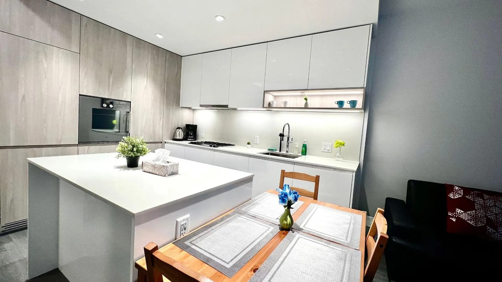 Best Location &Comfortable Room1B &1B Richmond Center Canada